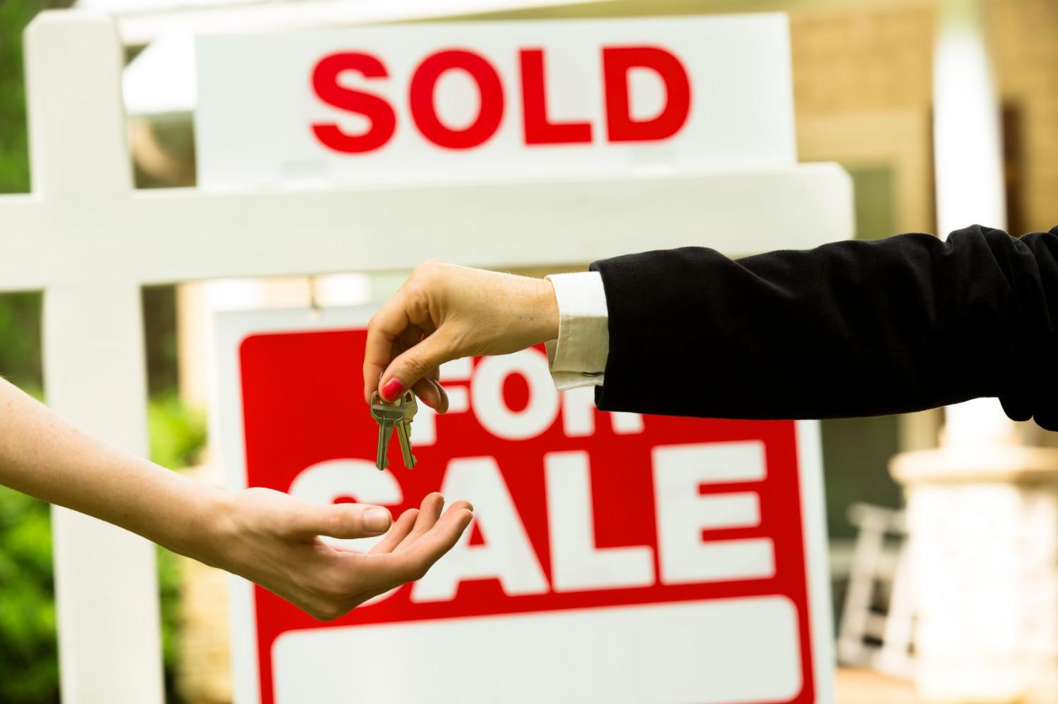 House for sale sold sign. Realtor gives buyer keys. Home 000063739841 Medium (1)